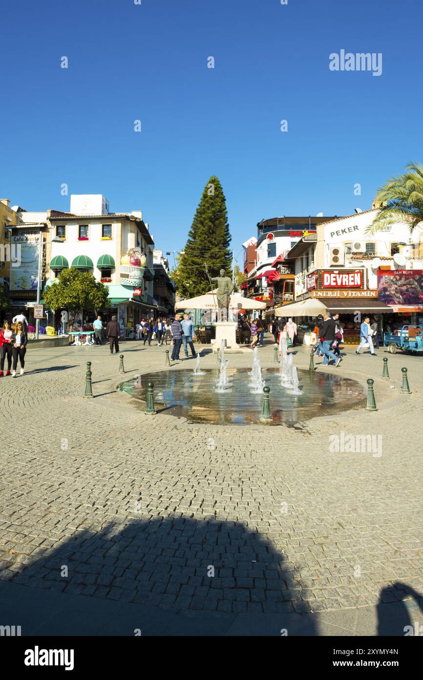 Antalya, Turchia, Novembeer 24, 2017: Persone che camminano nella zona pedonale commerciale piena di negozi e ristoranti vicino al centro storico di Kaleici. Verticale, Asia Foto Stock