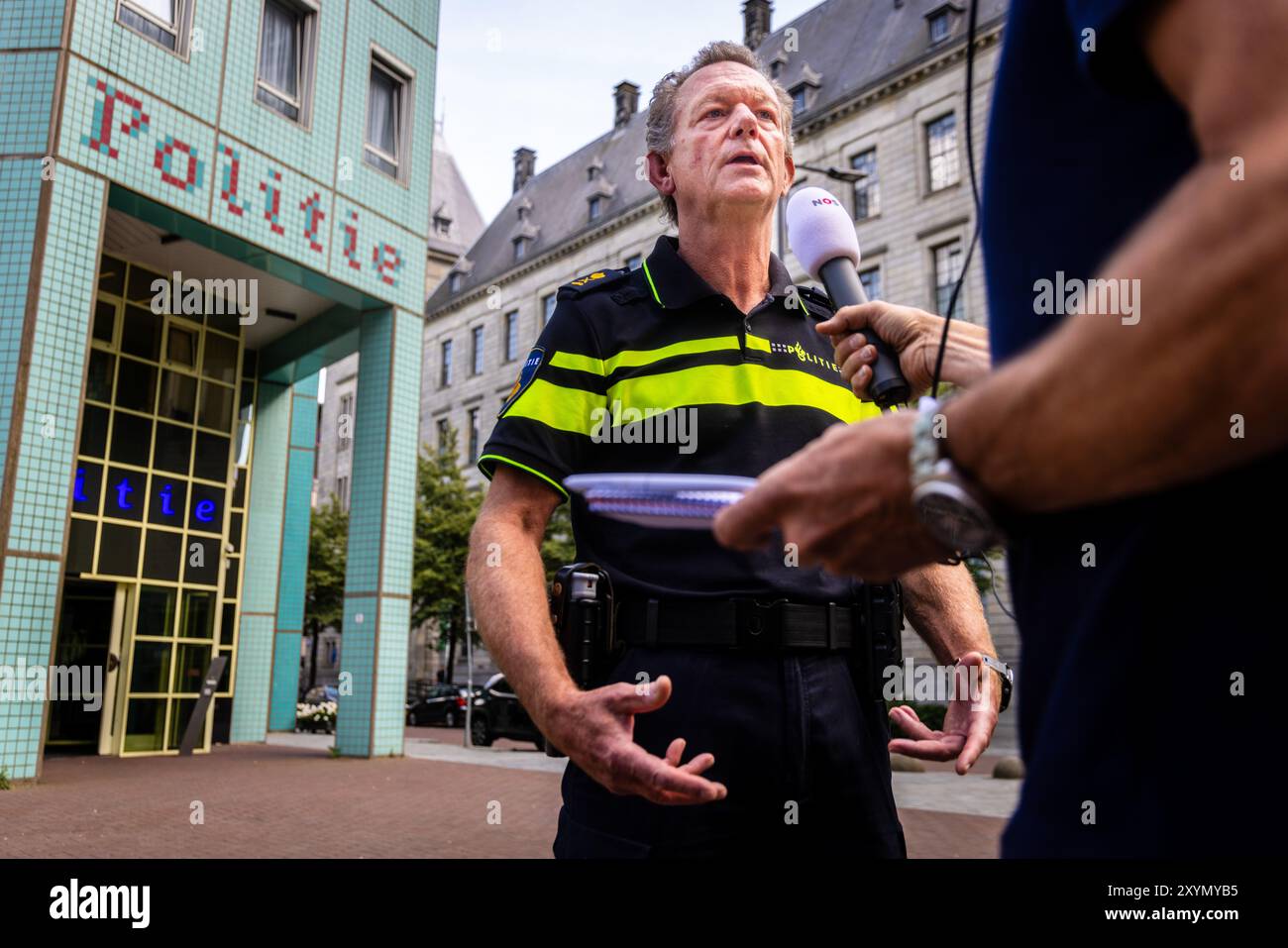 ROTTERDAM - il capo della polizia Fred Westerbeke parla alla stampa di fronte alla sede centrale di Rotterdam. Secondo un rapporto, la sicurezza nell'officina della base centrale della polizia di Rotterdam è stata trascurata per molto tempo perché troppa attenzione era concentrata sul lavoro nell'operazione e non abbastanza sui dipendenti. ANP JEFFREY GROENEWEG netherlands Out - belgio Out Foto Stock