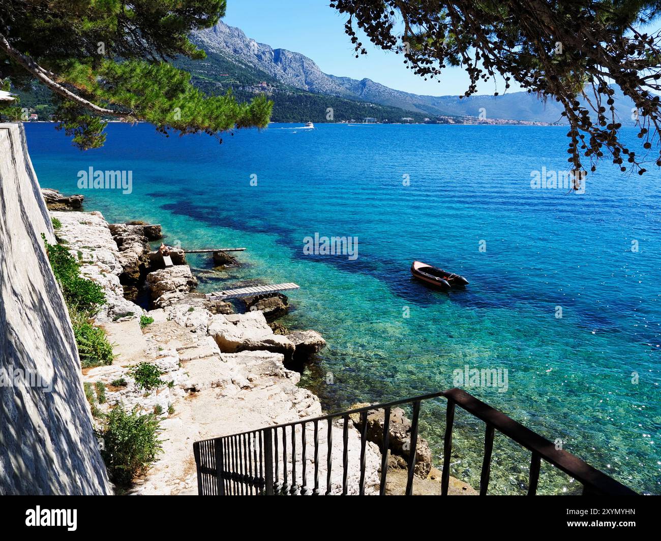 Acqua blu in un punto di nuoto lungo Setaliste Petra Kanavelica nella città vecchia di Korcula, Korcula, Dalmazia, Croazia Foto Stock
