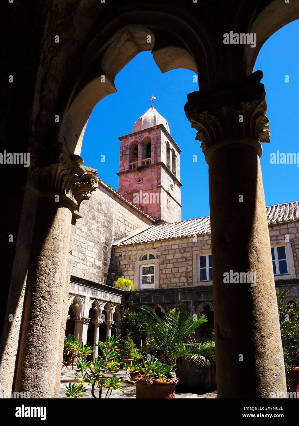 Chiesa di nostra Signora della Misericordia dai chiostri Isola di Badija Korcula Dalmazia Croazia Foto Stock