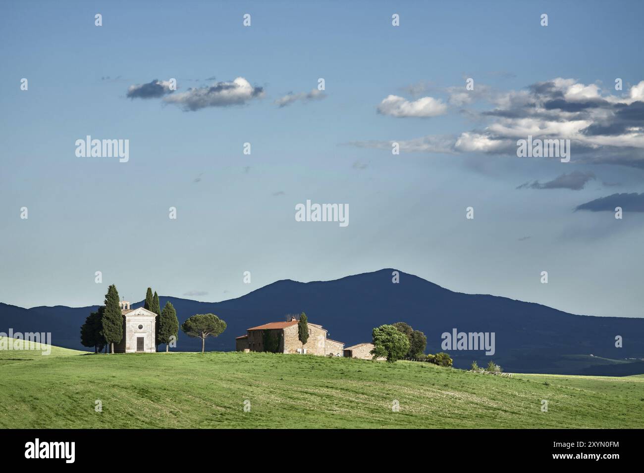 Vista meravigliosa della cappella di Vitaleta poco prima del tramonto Foto Stock