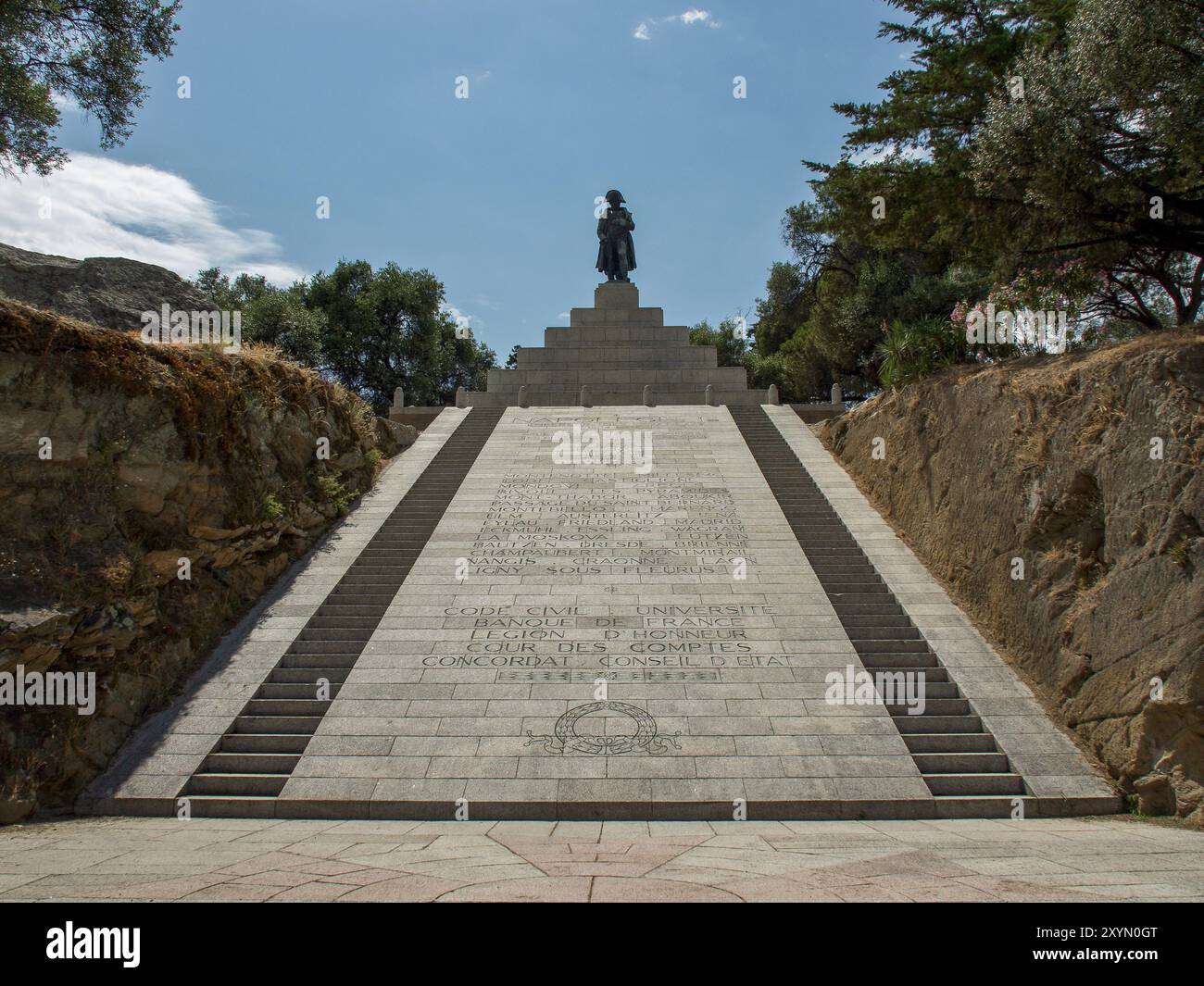 Vista frontale del monumento di Napoleone, con la statua in piedi su un'alta scala, immersa nella natura, Ajaccio, Corsica, mediterraneo, francia Foto Stock