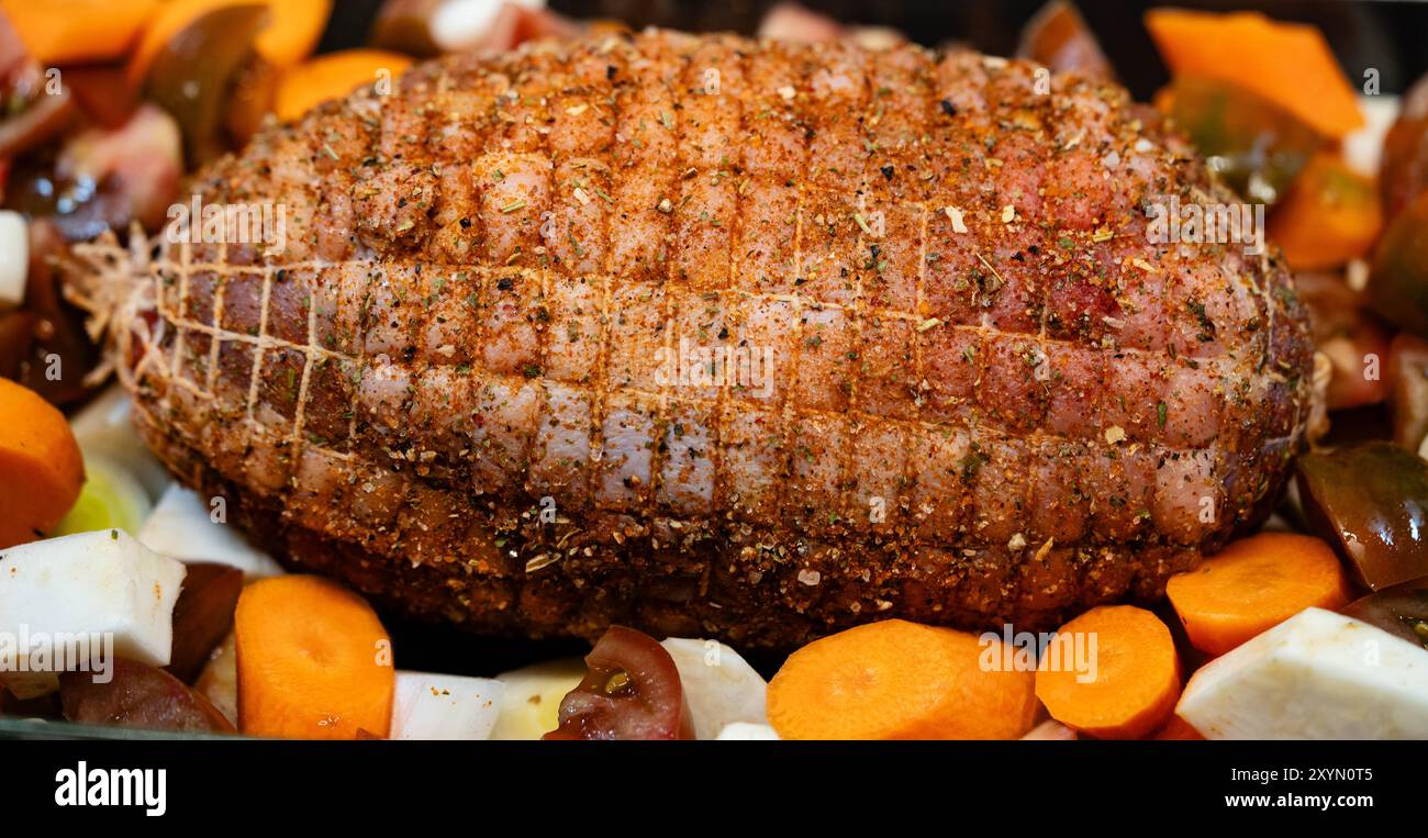 Arrosto di tacchino con carote e sedano Foto Stock