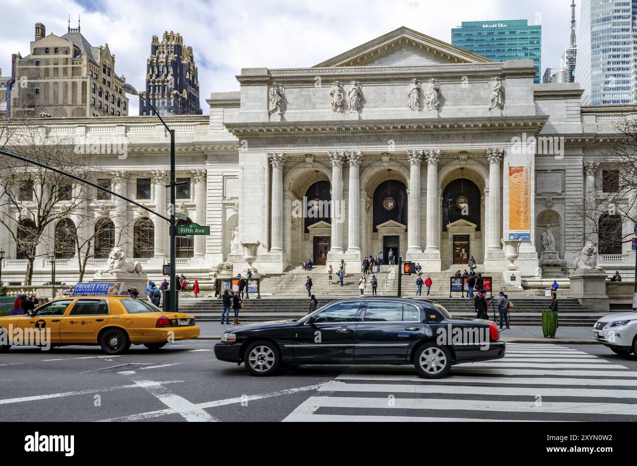 Ingresso alla Biblioteca pubblica di New York con molte auto e persone in prima linea durante la luce del giorno Foto Stock