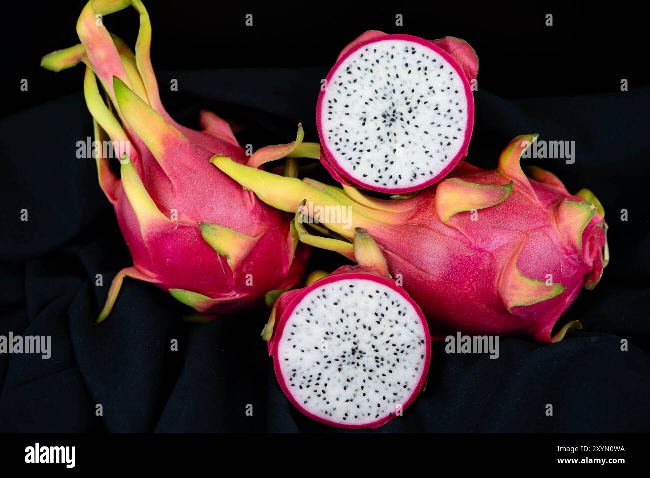 pitahaya, pera di fragola, cervo in fiore notturno (Selenicereus undatus), frutto del drago maturo, tagliato Foto Stock