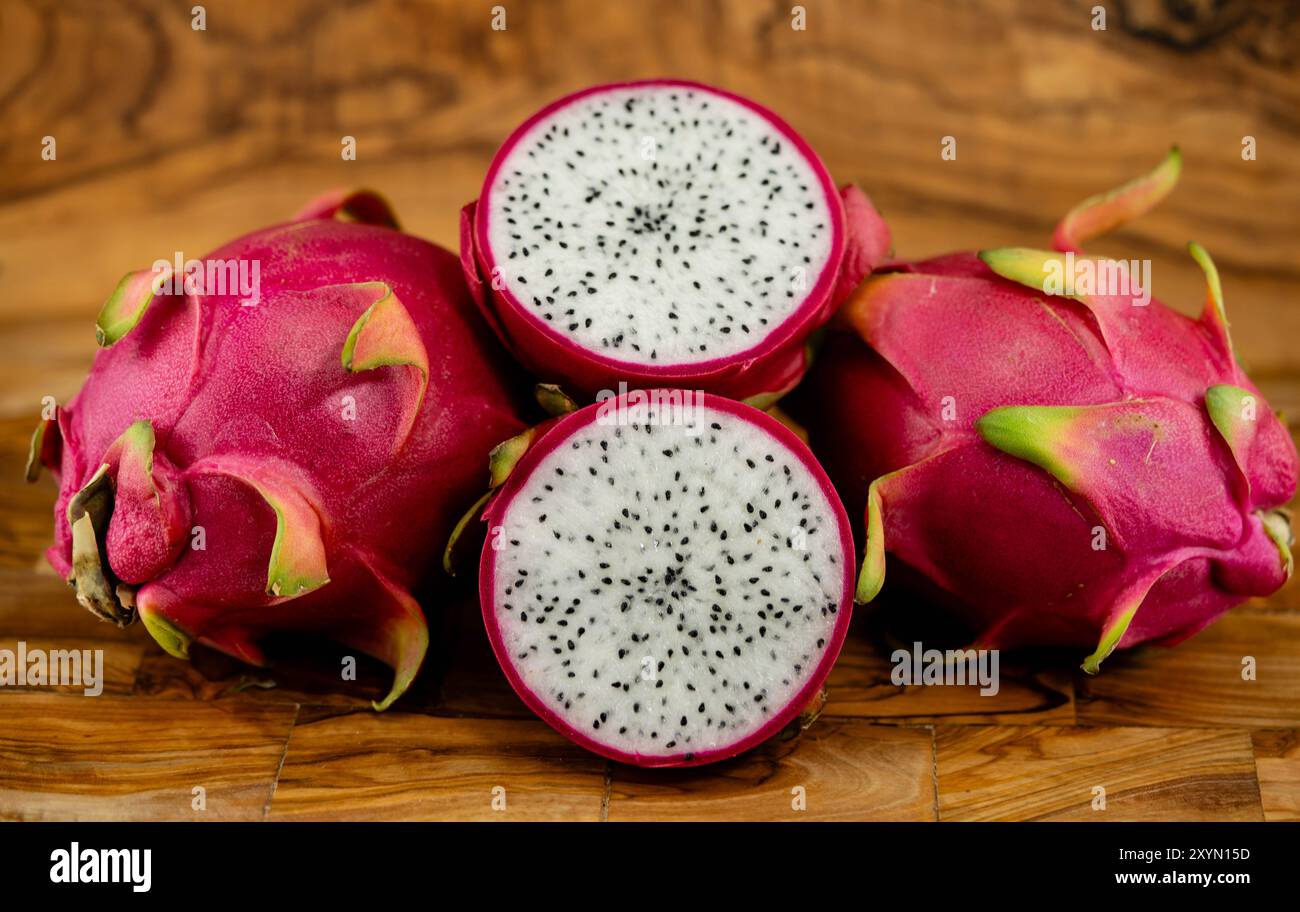 Pitahaya rossa, pera di fragola, cerio in fiore notturno (Cereus triangularis, Hylocereus triangularis, Hylocereus undatus), frutto del drago maturo, tagliato Foto Stock