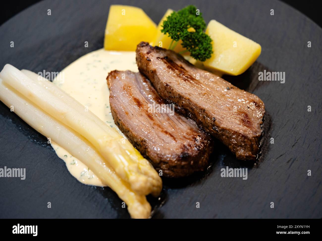 manzo bollito con asparagi, salsa hollandaise e patate Foto Stock