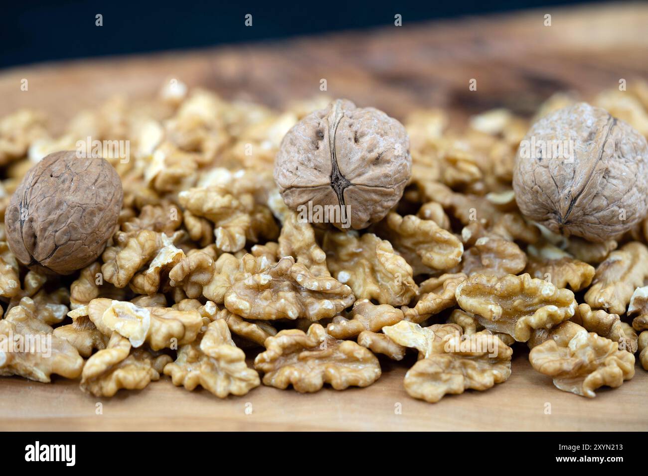 noce (Juglans regia), noci incrinate con noci intere Foto Stock