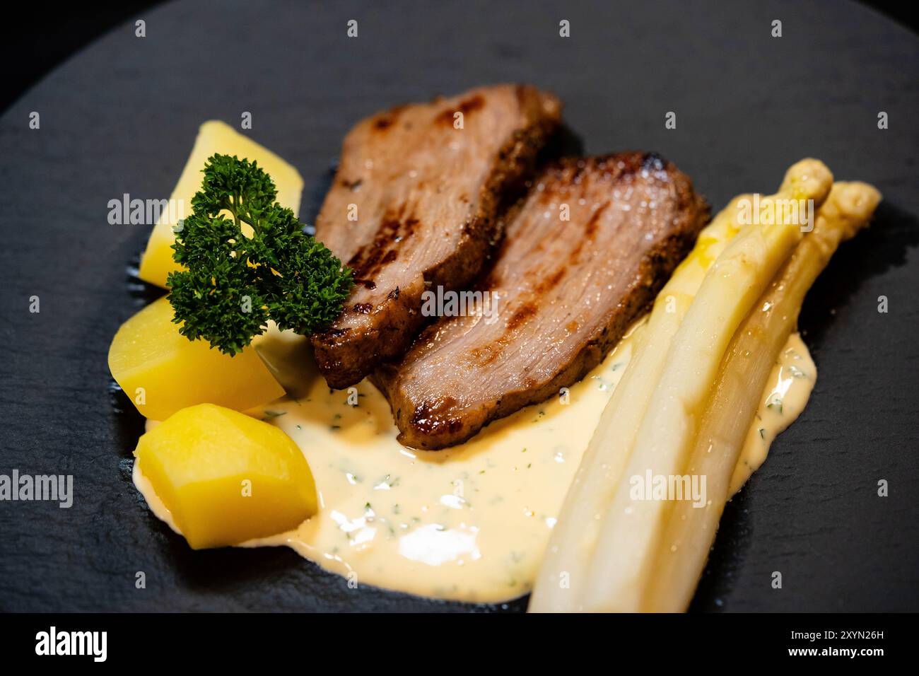 manzo bollito con asparagi, salsa hollandaise e patate Foto Stock