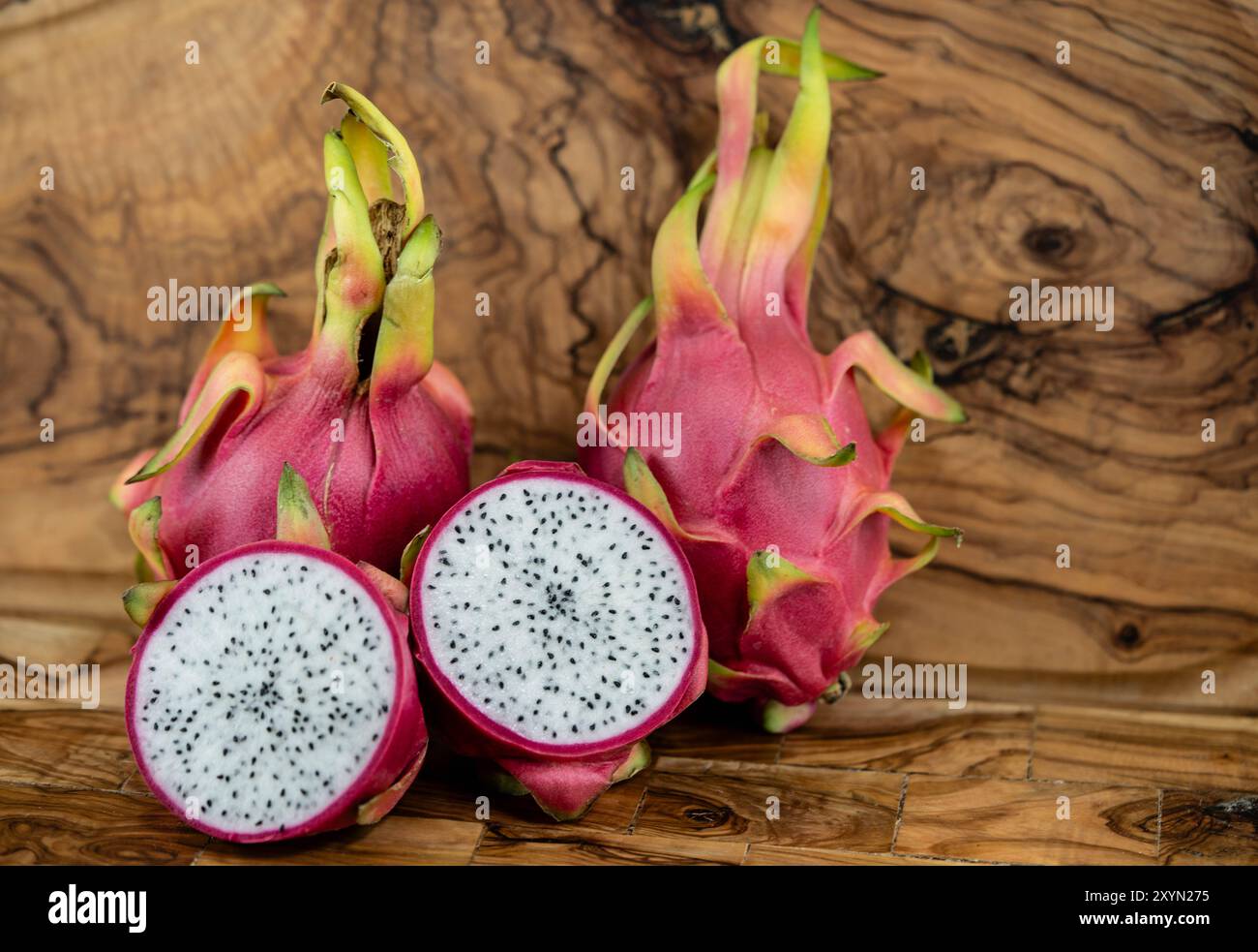 Pitahaya rossa, pera di fragola, cervo in fiore notturno (Selenicereus undatus), frutto del drago maturo, tagliato Foto Stock