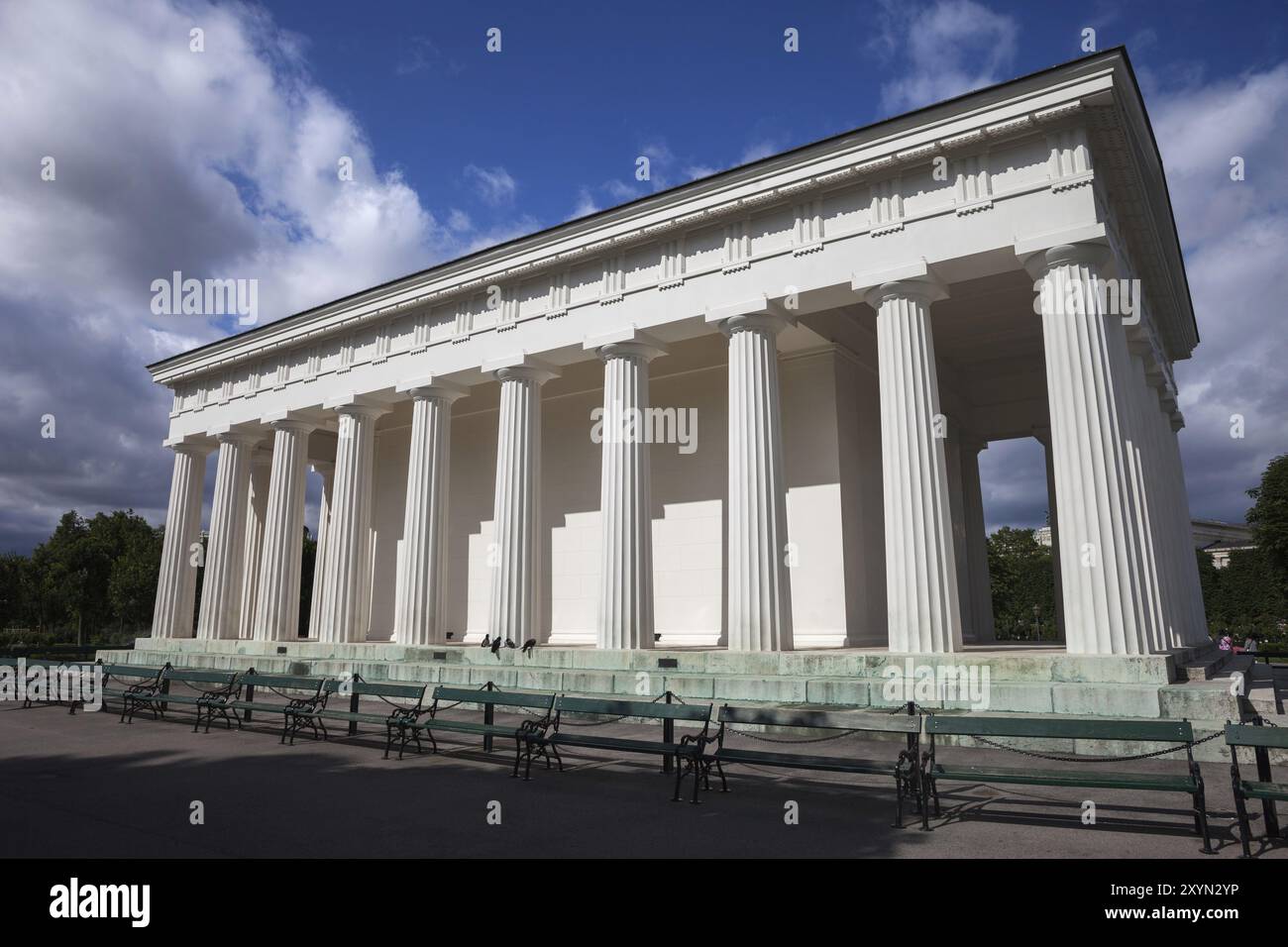 Tempio neoclassico di Teseo (replica del Tempio di Efesto) nel Volksgarten (Giardino del popolo), costruito nel 1820-1823, città di Vienna, Austria, Europa Foto Stock