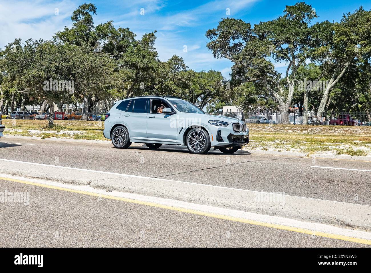Gulfport, MS - 7 ottobre 2023: Vista grandangolare dell'angolo anteriore di un SUV BMW X3 sDrive30i del 2023 in una mostra automobilistica locale. Foto Stock