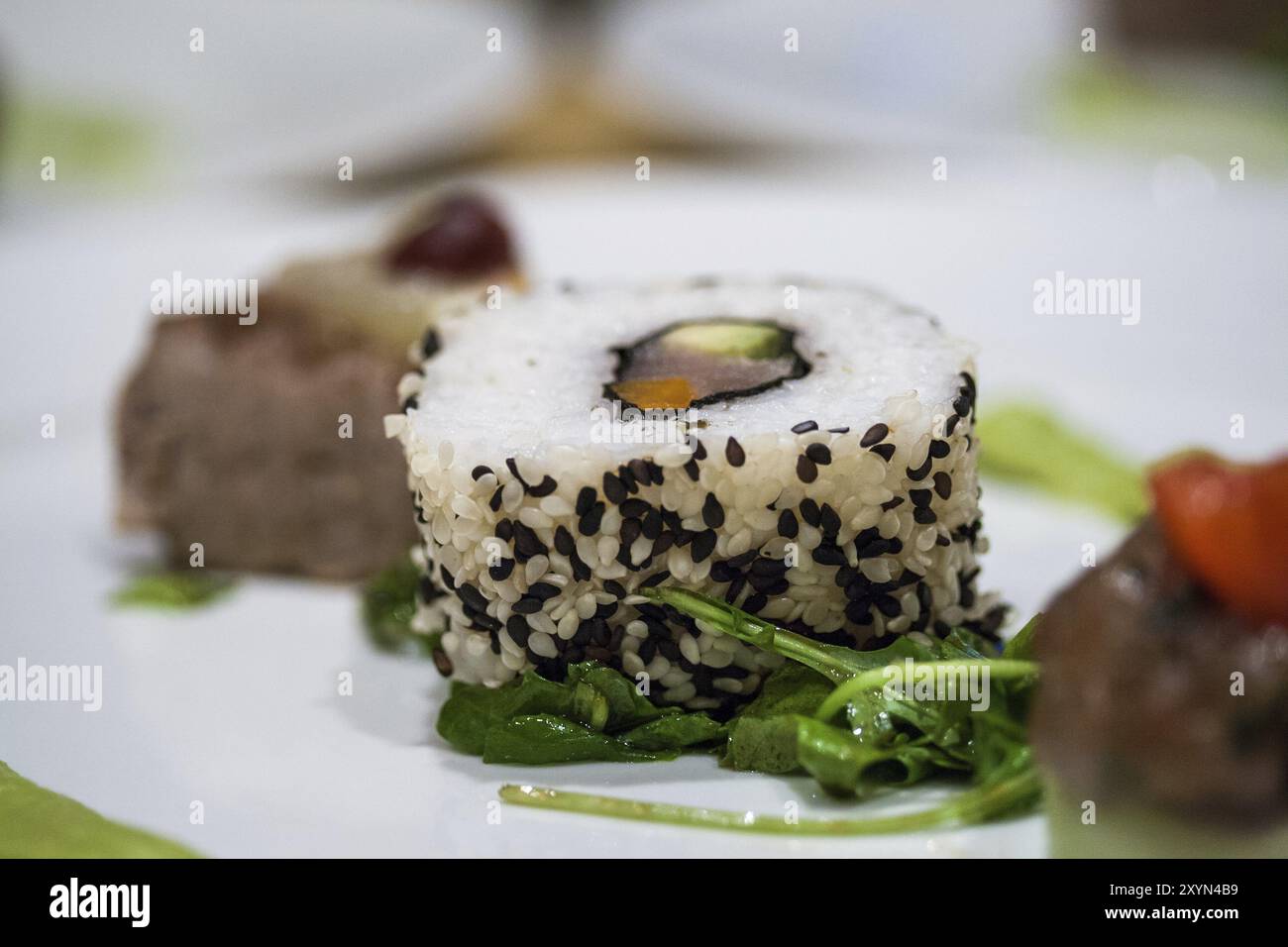 Sushi su una piastra Foto Stock