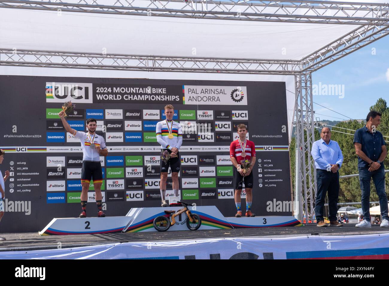 PAL Arinsal, Andorra : agosto 30 2024 : Nicolas Philipsen di DANIMARCA, Nicolas Franco di SPAGNA e Henrique Hougs di DANIMARCA festeggia sul podio c Foto Stock