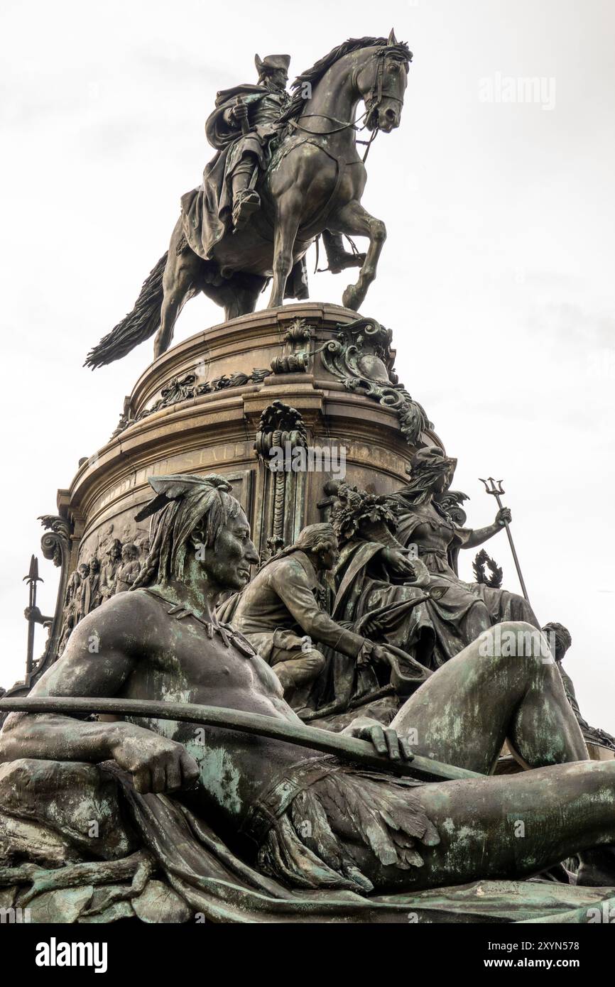 Statua equestre di George Washington sull'Eakins Oval davanti al Philadelphia Museum of Art in Pennsylvania Foto Stock