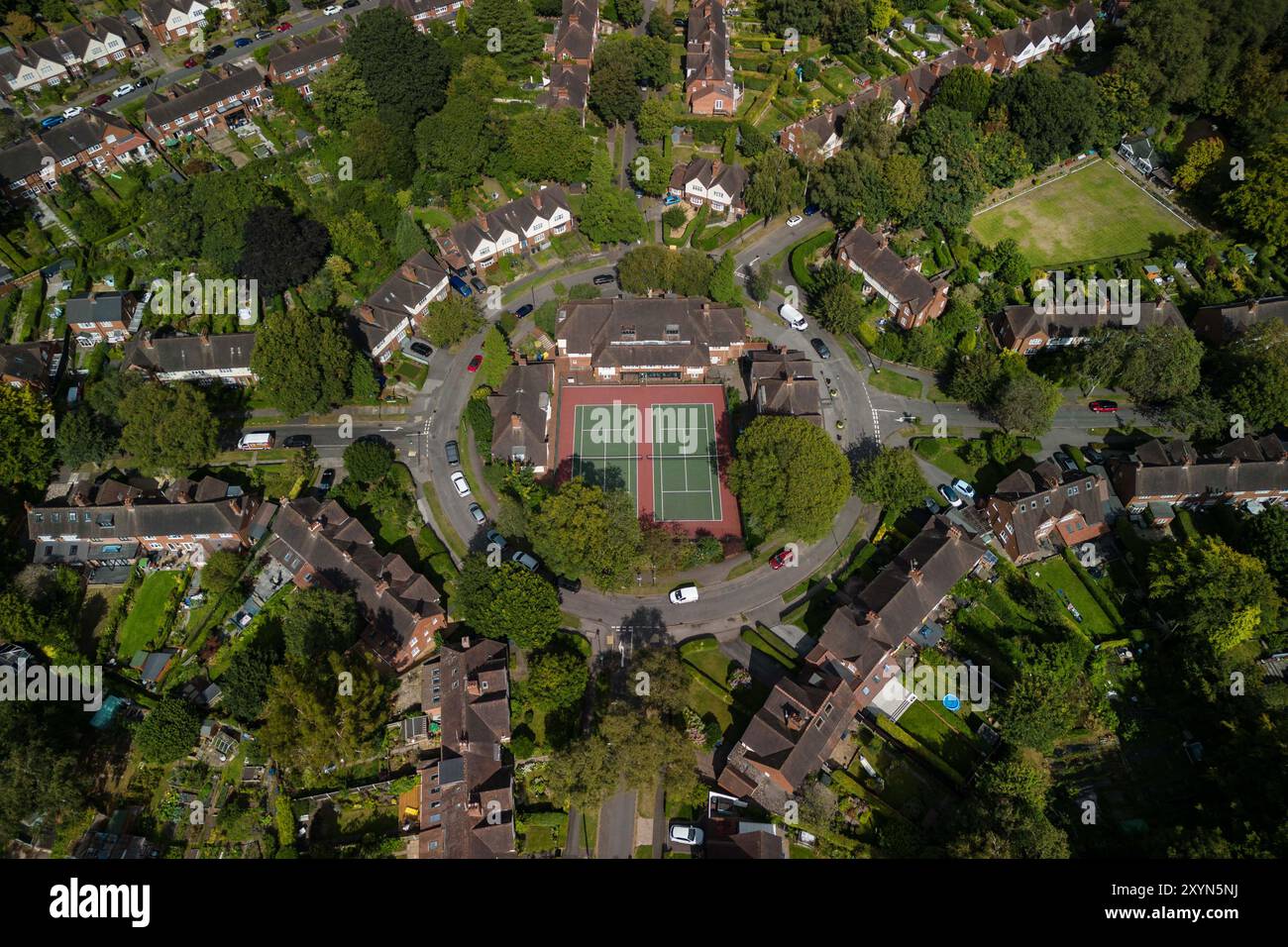 Harborne, Birmingham, 30 agosto 2024. Il Circolo di tennis di Harborne è unico in quanto si trova all'interno di una rotonda circondata da una lussureggiante tenuta residenziale. Il club risale al 1918. Fu originariamente costruito come il villaggio verde di Moor Pool Estate alle orecchie del cerchio ed era utilizzato per festeggiamenti e occasioni speciali. Fig. Per credito: Interrompi stampa Media/Alamy Live News Foto Stock