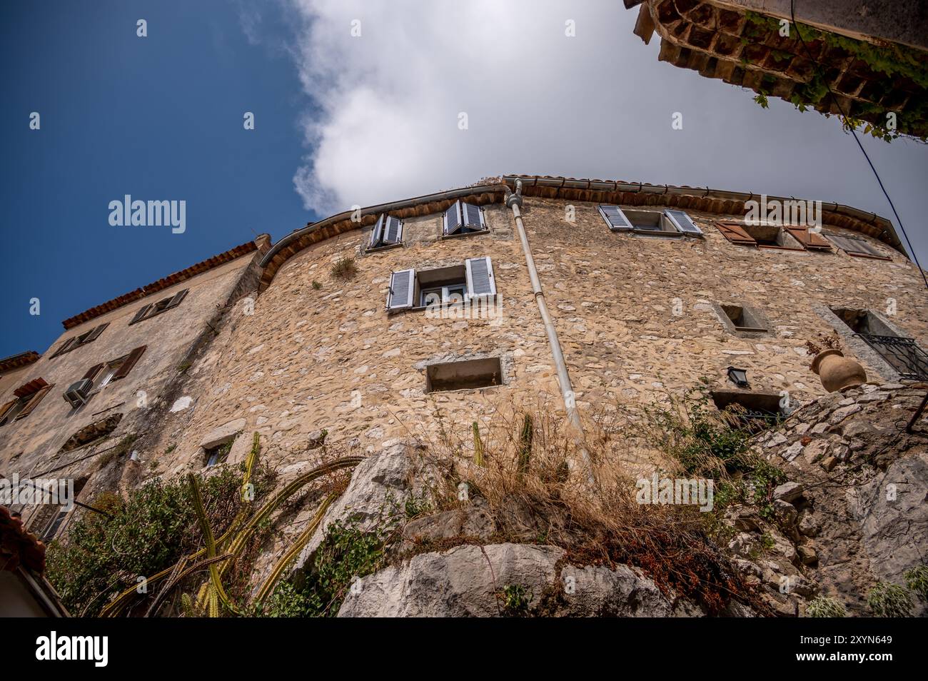 Vecchi edifici e strade strette nel borgo medievale di Eze, Francia. Foto Stock