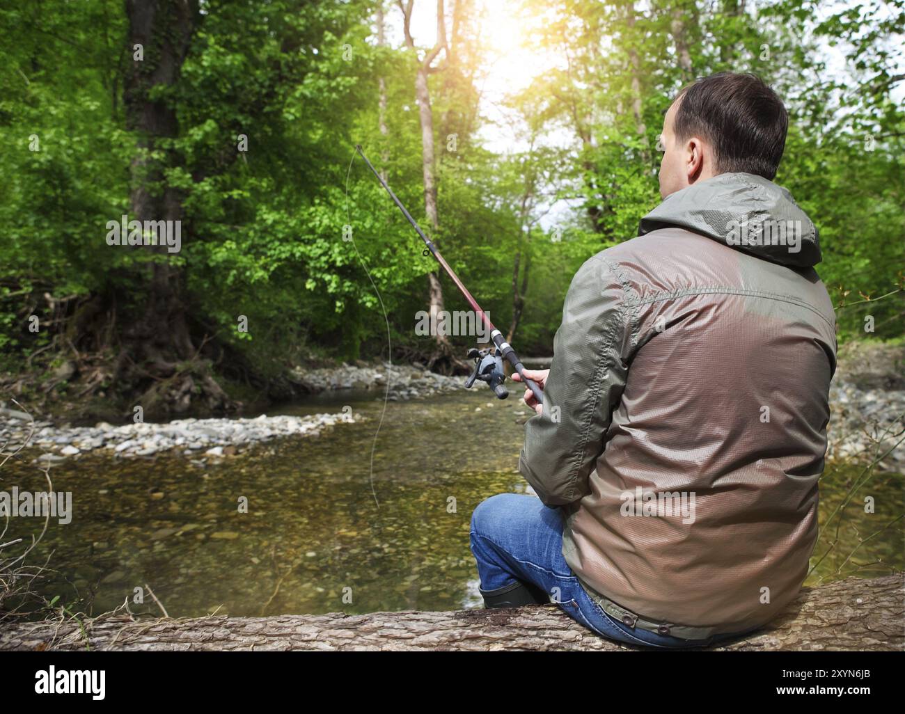 Pescatore con la pesca con la mosca sul fiume di montagna. Tempo di primavera Foto Stock