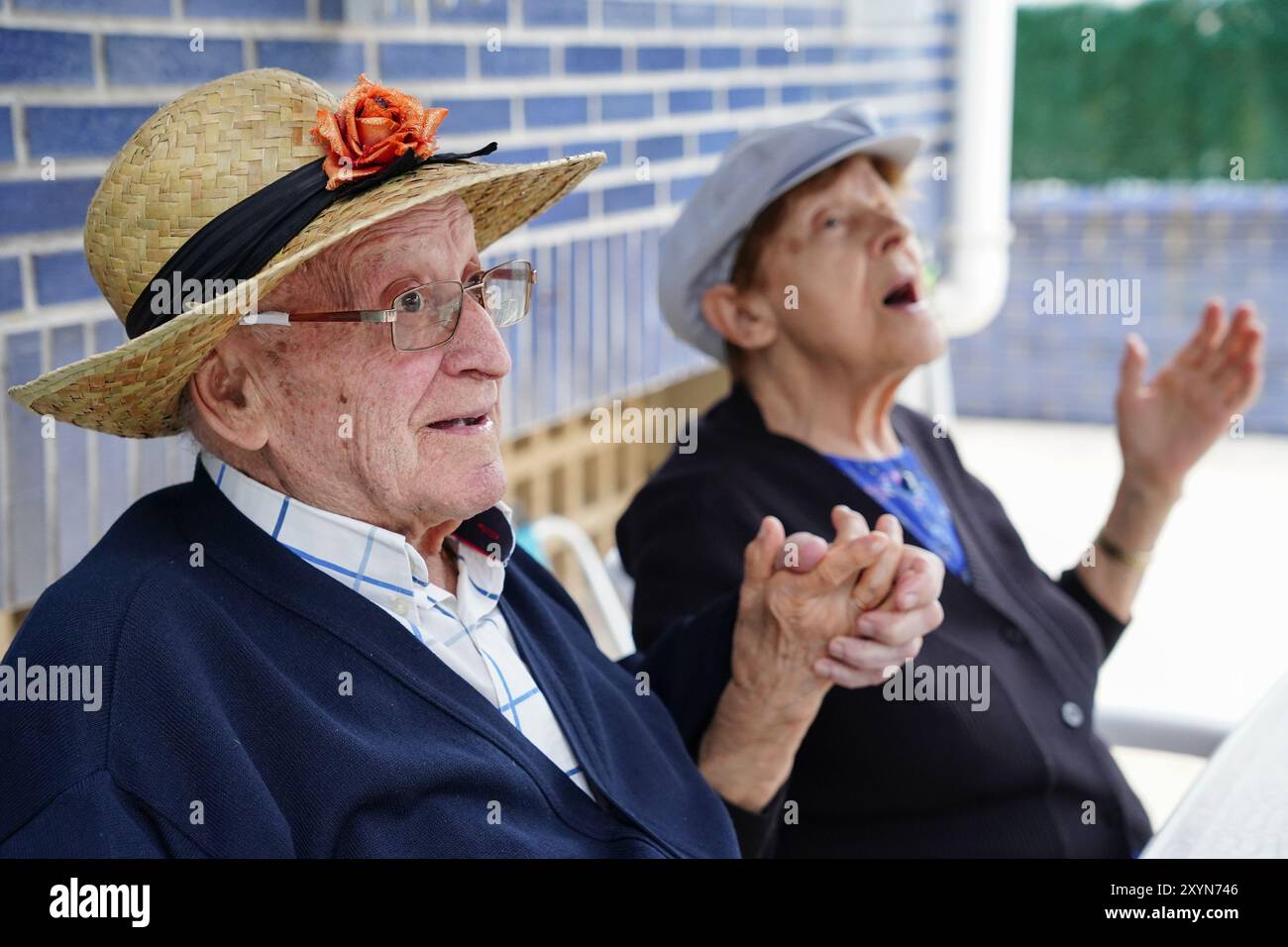 Attiva vecchiaia che fa battute con i cappelli. Salute mentale degli anziani Foto Stock