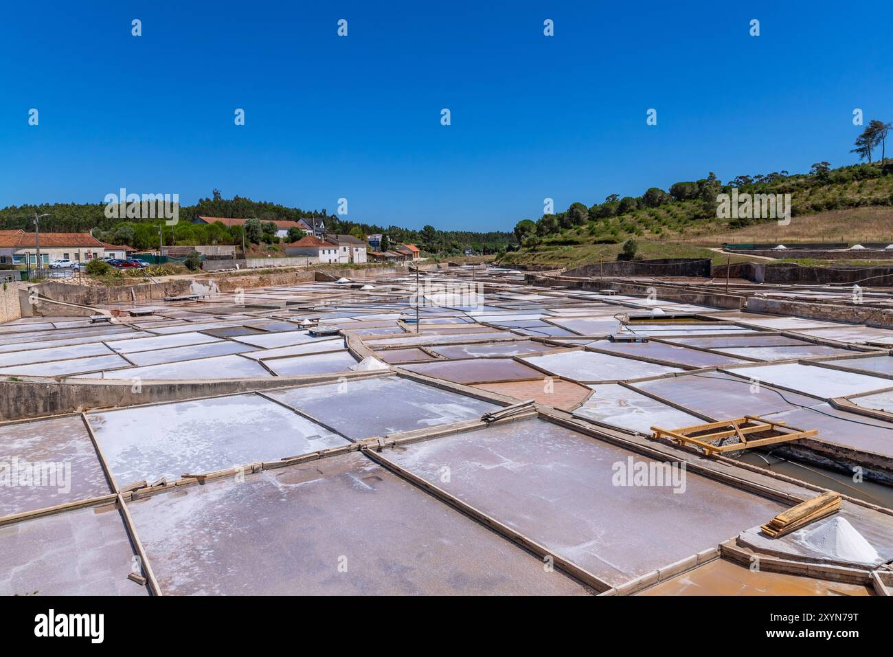 Rio Maior, Portogallo: 7 luglio 2024: Fonte da Bica Salt Flats, alias Salinas de Rio Maior, sistema di compartimenti d'acqua poco profondi e grondaie per sale extra Foto Stock