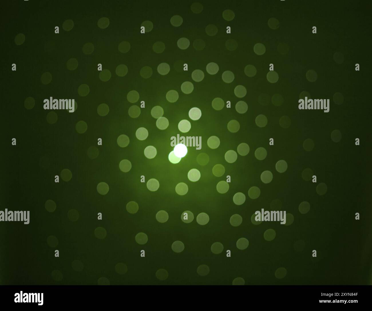 Luci verdi. foto reale. Bokeh di fondo scuro. Lo sfondo scuro Foto Stock