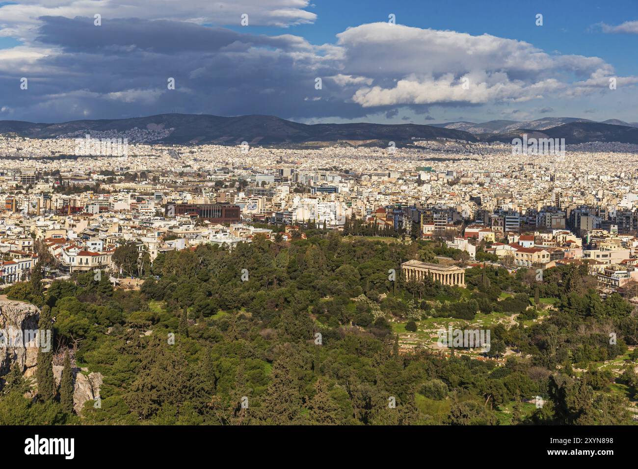 Città di Atene con vista aerea dalle colline dell'Acropoli Foto Stock