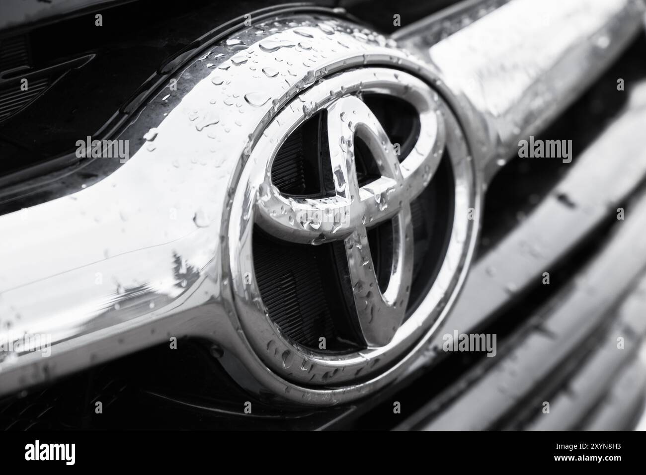 San Pietroburgo, Russia - 2 aprile 2021: Il logo dell'azienda Toyota Motor Corporation è sulla griglia frontale dell'auto nera, foto ravvicinata con morbido e selettivo Foto Stock