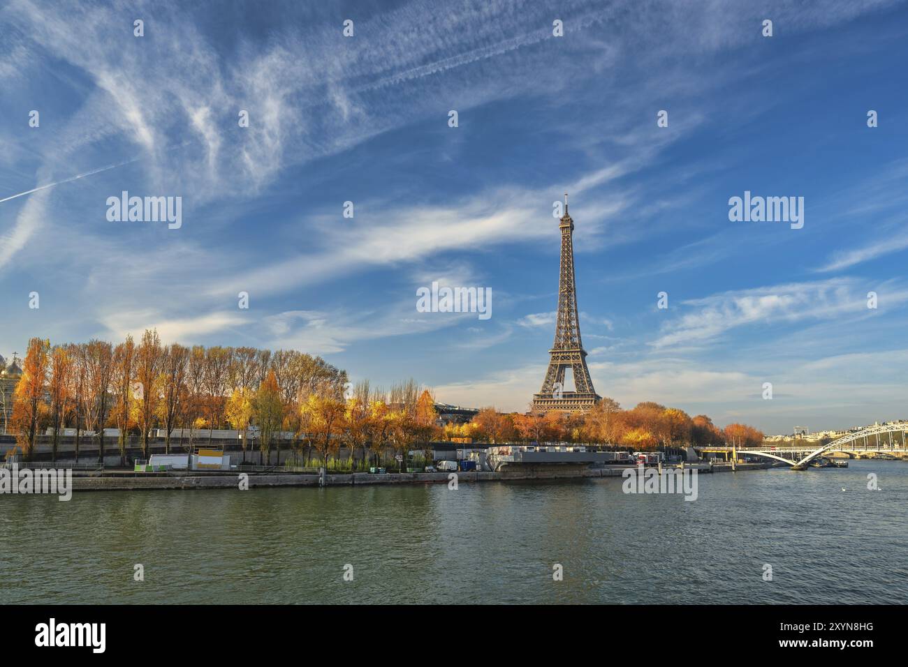 Parigi Francia, skyline della città alla Torre Eiffel e ponte pedonale sulla Senna con vegetazione autunnale Foto Stock