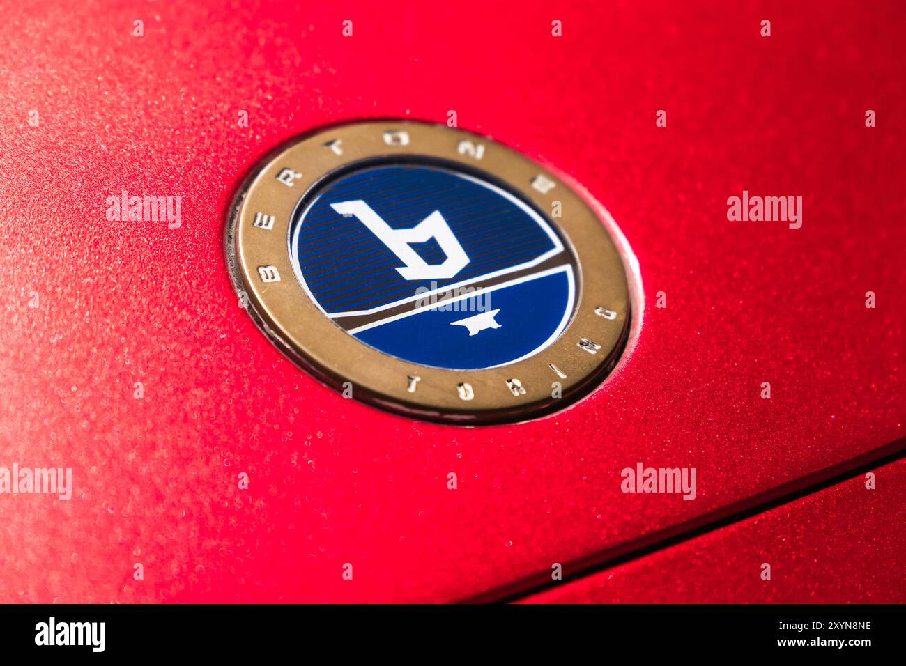 San Pietroburgo, Russia - 29 gennaio 2021: Il logotipo di Bertone è su un cofano rosso per auto sportive Foto Stock