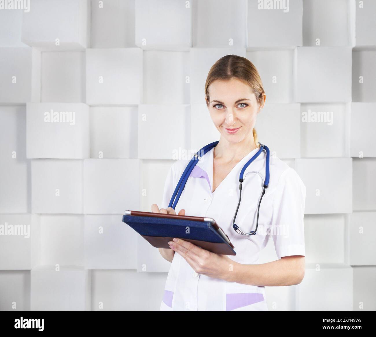 Medico donna lavora con computer tablet Foto Stock