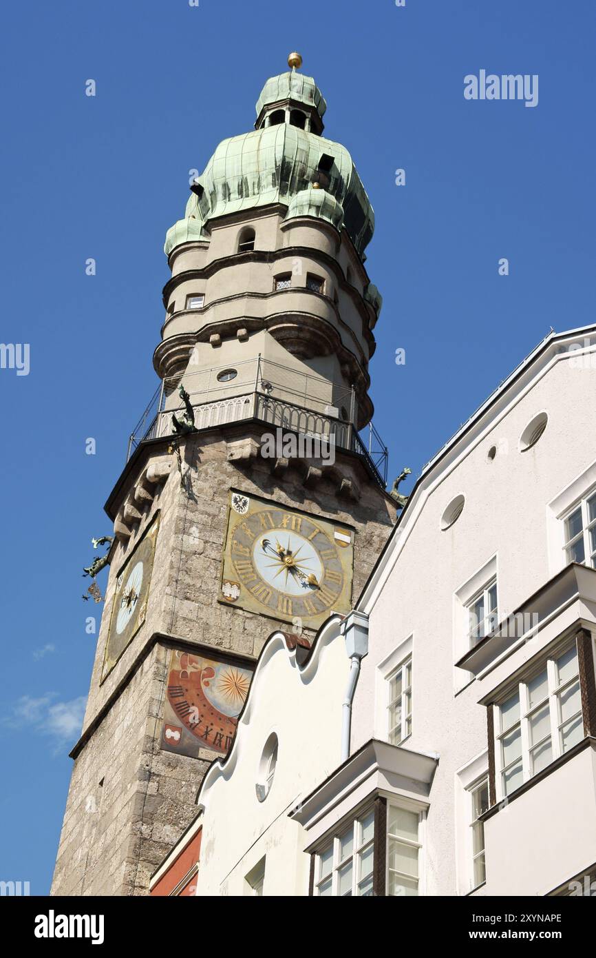 Vista della città vecchia di Innsbruck (Altstadt) e della sua torre di avvistamento con orologio e tetto in rame, contro il cielo estivo blu Foto Stock