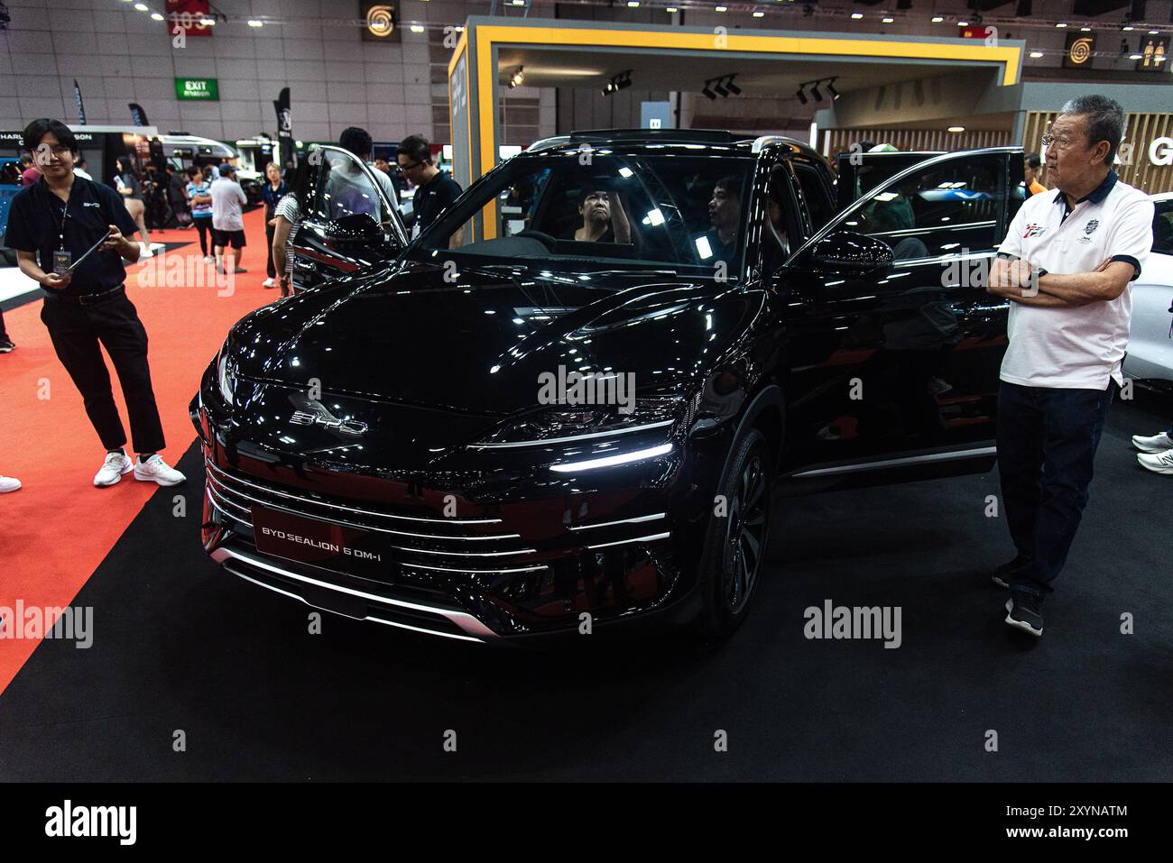 Bangkok, Thailandia. 30 agosto 2024. I visitatori ispezionano un'auto BYD Sealion 6 DM-i durante la Thailand Big Motor sale 2024 al Bangkok International Trade and Exhibition Center (BITEC). (Foto di Peerapon Boonyakiat/SOPA Images/Sipa USA) credito: SIPA USA/Alamy Live News Foto Stock