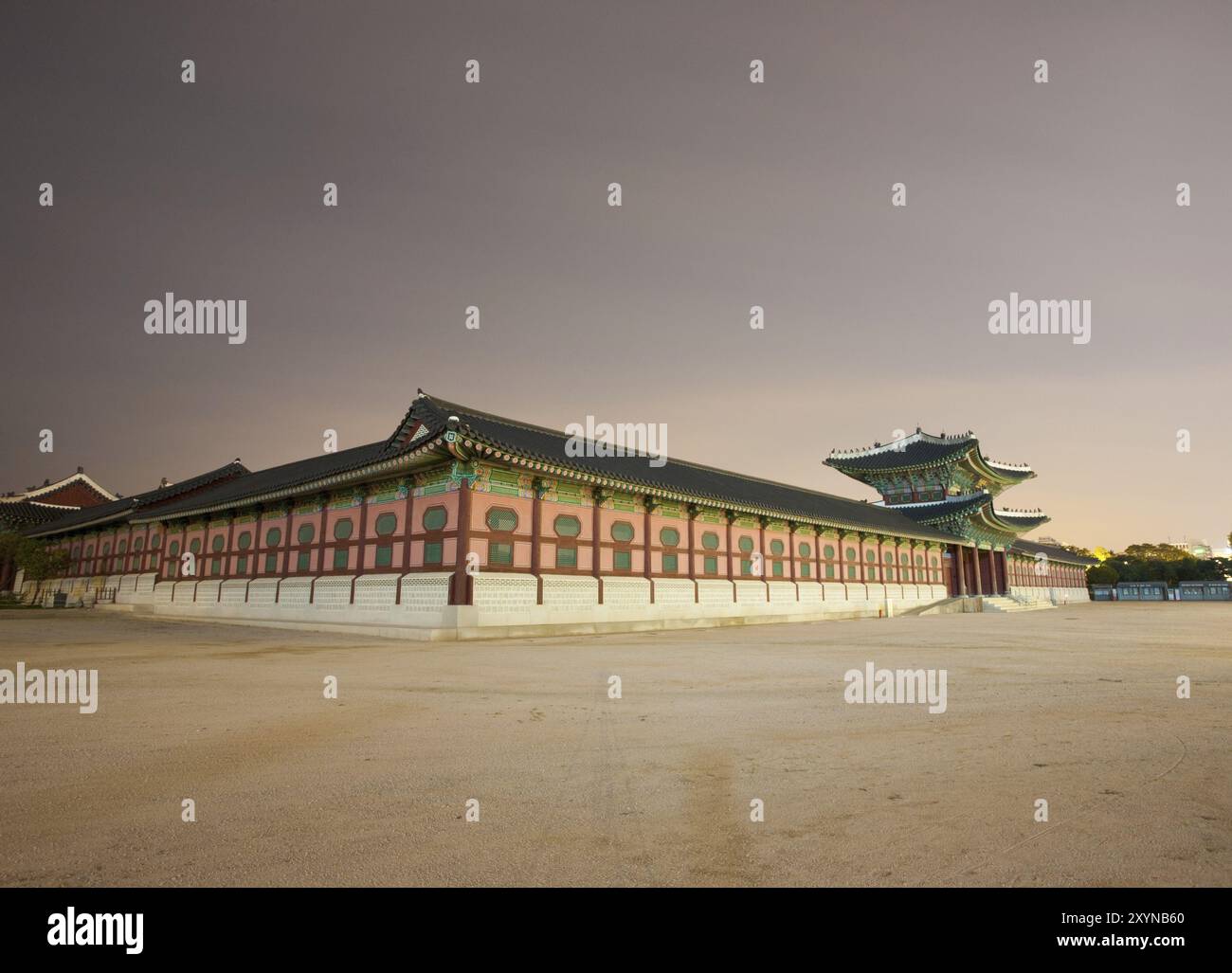 Vista ad angolo di Heungnymun di notte, il cancello d'ingresso principale a Gyeongbokgung, l'ex residenza reale a Seul, Corea del Sud, Asia Foto Stock