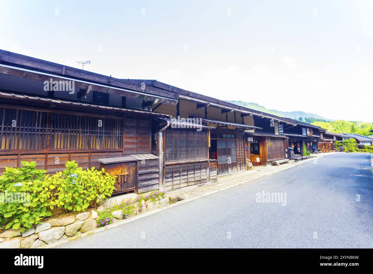 Una fila di collegato giapponese in legno case tradizionali sulla strada principale in Tsumago, una stazione di posta comune sulla storica via Nakasendo in Giappone Foto Stock