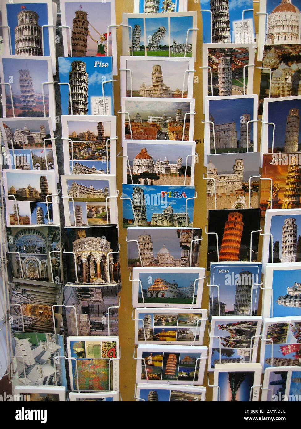 Pisa, Toscane, Italia - 10 ottobre 2007: Stand da cartolina con immagini della torre di Pisa da vicino Foto Stock