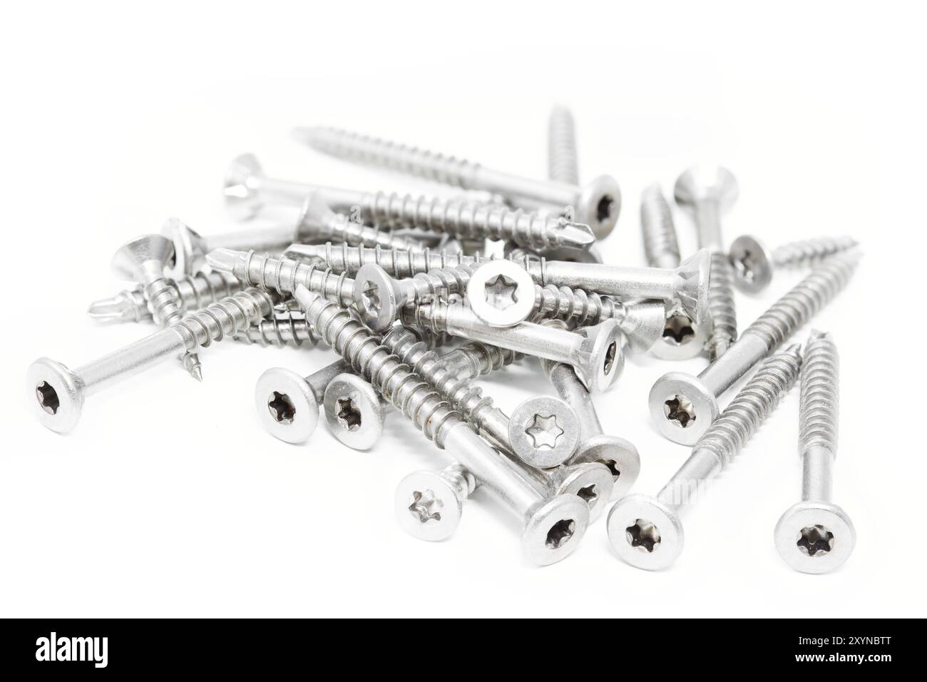 Viti per legno su sfondo bianco, DOF piccolo Foto Stock