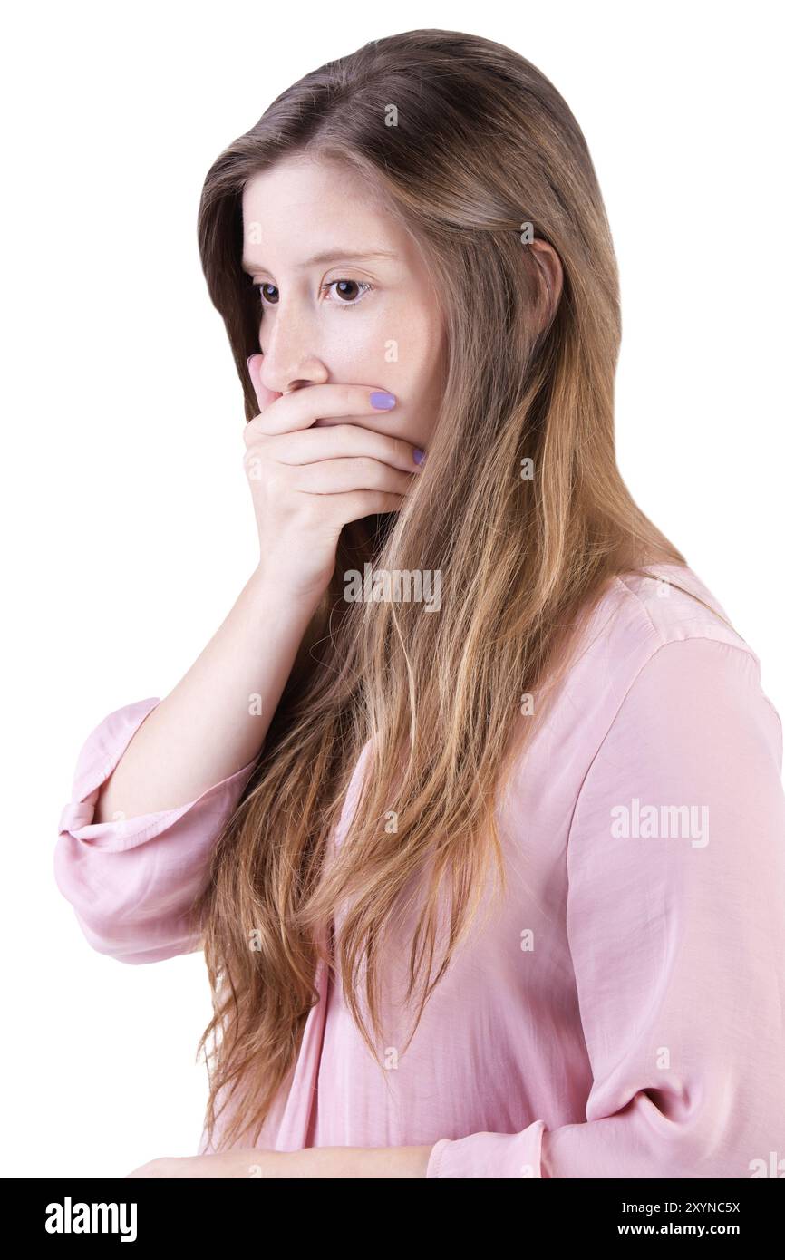 Primo piano di una donna in questione che copre la sua bocca, isolato in bianco Foto Stock