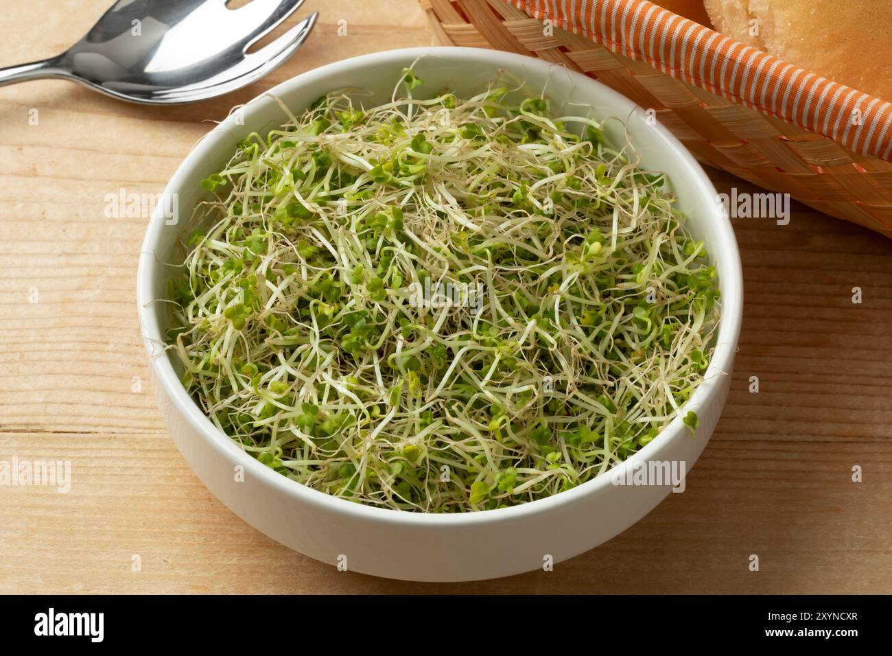 Ciotola con germogli di broccoli verdi freschi da vicino sul tavolo Foto Stock