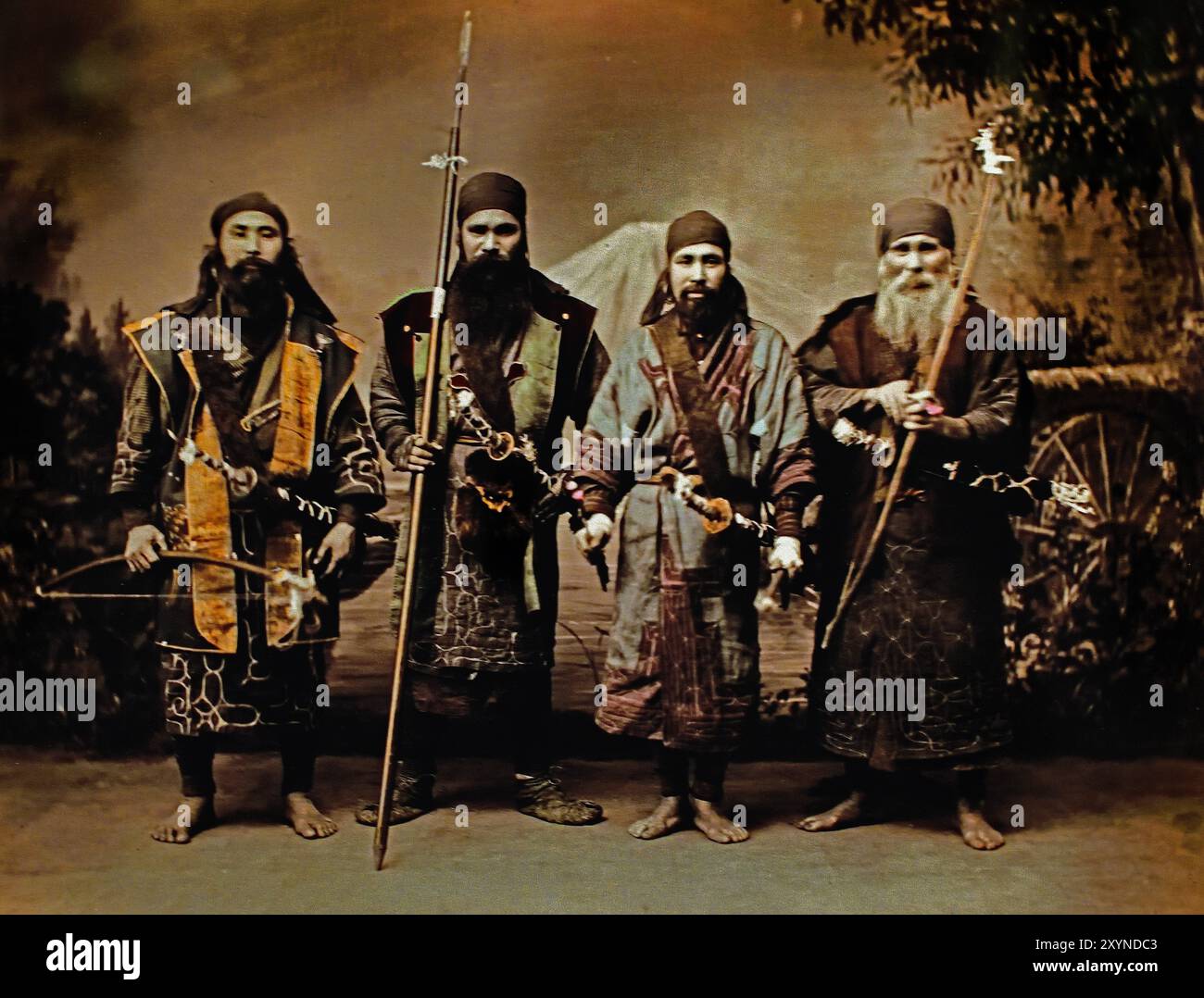 Gruppo di uomini Ainu 1900 fotografo Unkown, foto giapponese in bianco e nero colorato a mano Giappone fine XIX - inizio del XX secolo fotografia d'albume d'epoca ( storia storica ) riproduzione digitale migliorata. Foto Stock