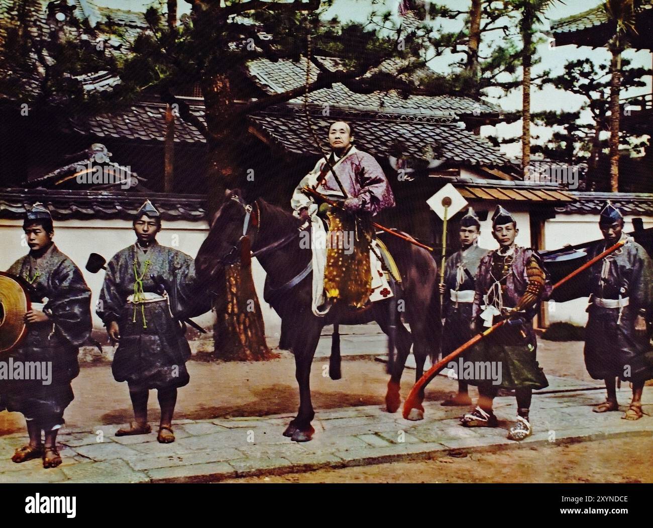 Mountain Archer with Attendants 1900 di Tamamura Kozaburo fotografo. Foto giapponese in bianco e nero colorata a mano Giappone fine XIX - inizio del XX secolo fotografia d'albume d'epoca ( storia storica ) riproduzione digitale migliorata. (Jidai Matsuri (Festival dell'età) parate dell'era Meij. Foto Stock