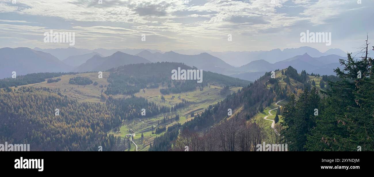 Paesaggio alpino autunnale. Picco Zwolferhorn a Sankt Gilgen, Austria. Vista panoramica, formato banner. Foto Stock