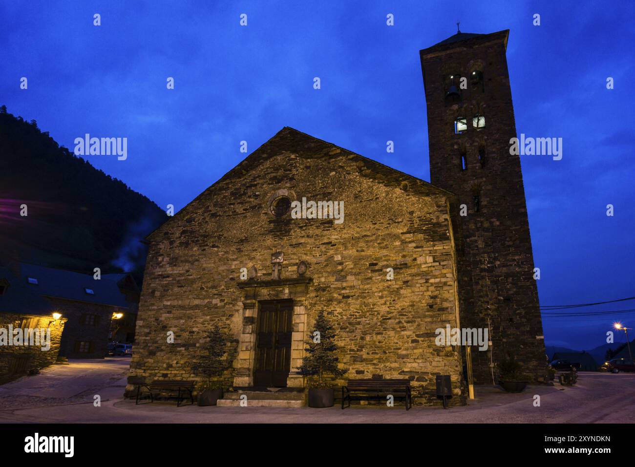 Chiesa parrocchiale dedicata a Santa Maria, tra il X e il X secolo, Vilamos, valle dell'Aran, Catlunya, catena montuosa dei Pirenei, Spagna, Europa Foto Stock