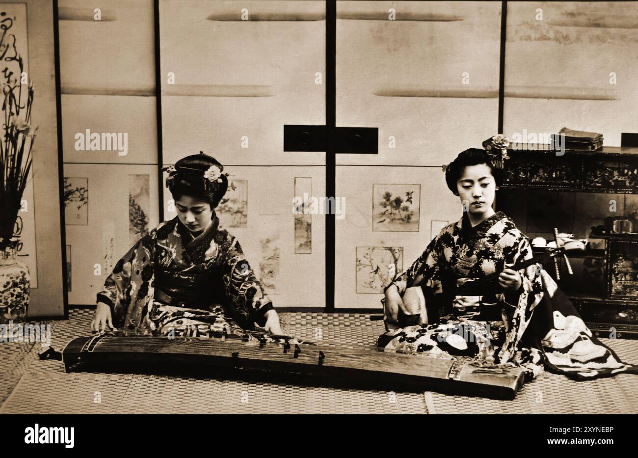 Gruppo di donne giapponesi di USUI Shuzaburo 臼井 秀三郎 Shimoda, Pref di Shizuoka. Primo fotografo giapponese alla fine del XIX secolo. Foto giapponese in bianco e nero colorata a mano Giappone fine XIX - inizio del XX secolo fotografia d'albume d'epoca ( storia storica ) riproduzione digitale migliorata . Foto Stock