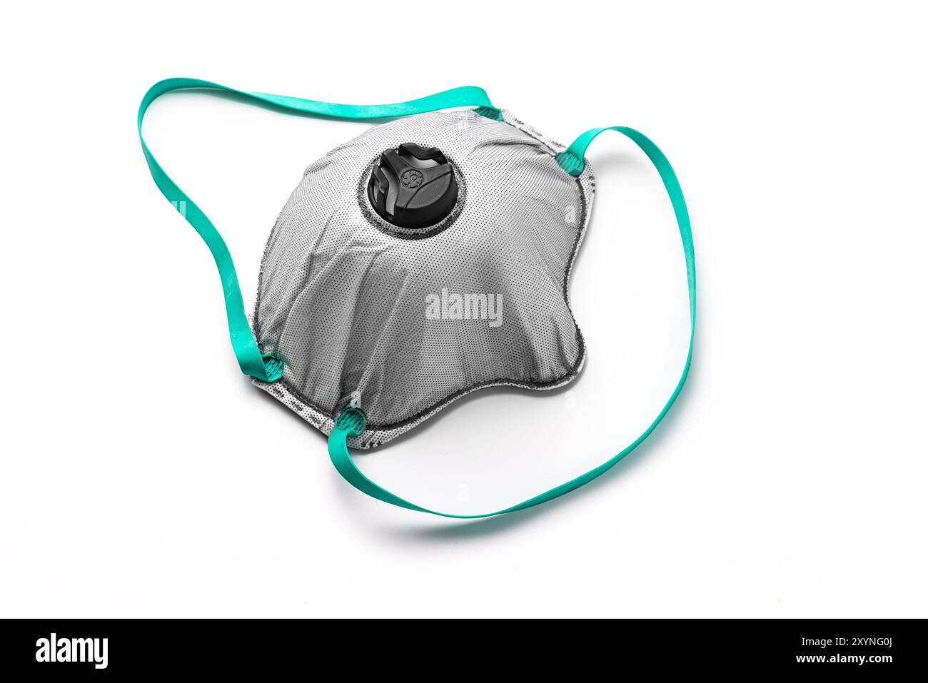 Maschera di sicurezza per protezione dalla polvere, respiratore con maschera per l'industria edile isolato su sfondo bianco Foto Stock