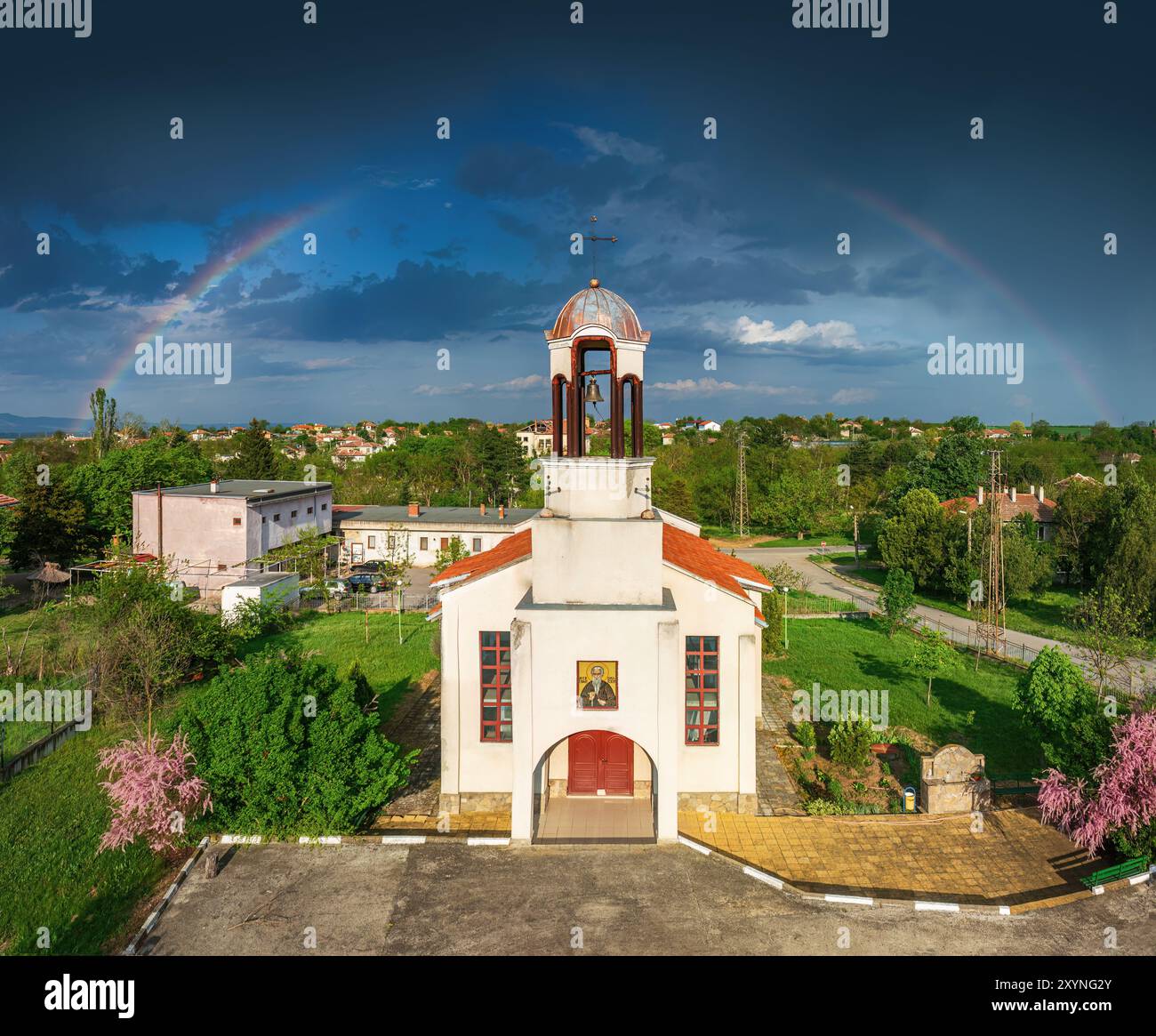 Arcobaleno sopra la chiesa della città, splendida natura e architettura bulgara Foto Stock