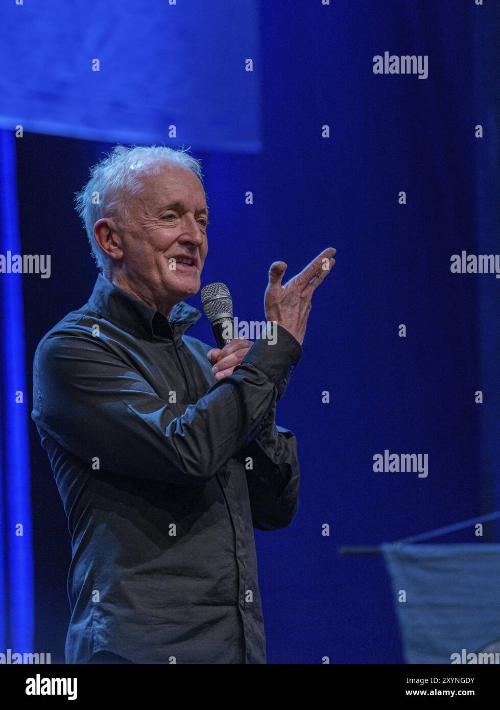 Bonn, Germania, 8 giugno 2019: Anthony Daniels (*1946, attore inglese, C-3PO in Star Wars) parla delle sue esperienze in Star Wars al FedCon 28, in Europa Foto Stock