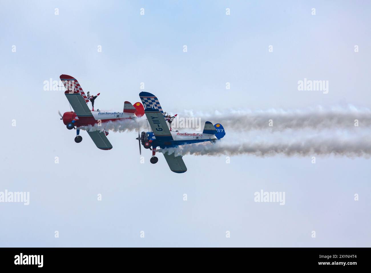 Bournemouth, Dorset, Regno Unito. 30 agosto 2024. Calda giornata di sole per il Bournemouth Air Festival, il secondo giorno dell'evento gratuito di tre giorni. L'evento è stato ridotto a 3 giorni quest'anno a causa di pressioni finanziarie con incertezza sul futuro dell'evento. Le folle si affollano all'evento per vedere l'azione. AeroSuperBatics, gli escursionisti alari stupiscono la folla. Aero Superbatics Wingwalkers, Aero Super Batics Wingwalkers crediti: Carolyn Jenkins/Alamy Live News Foto Stock