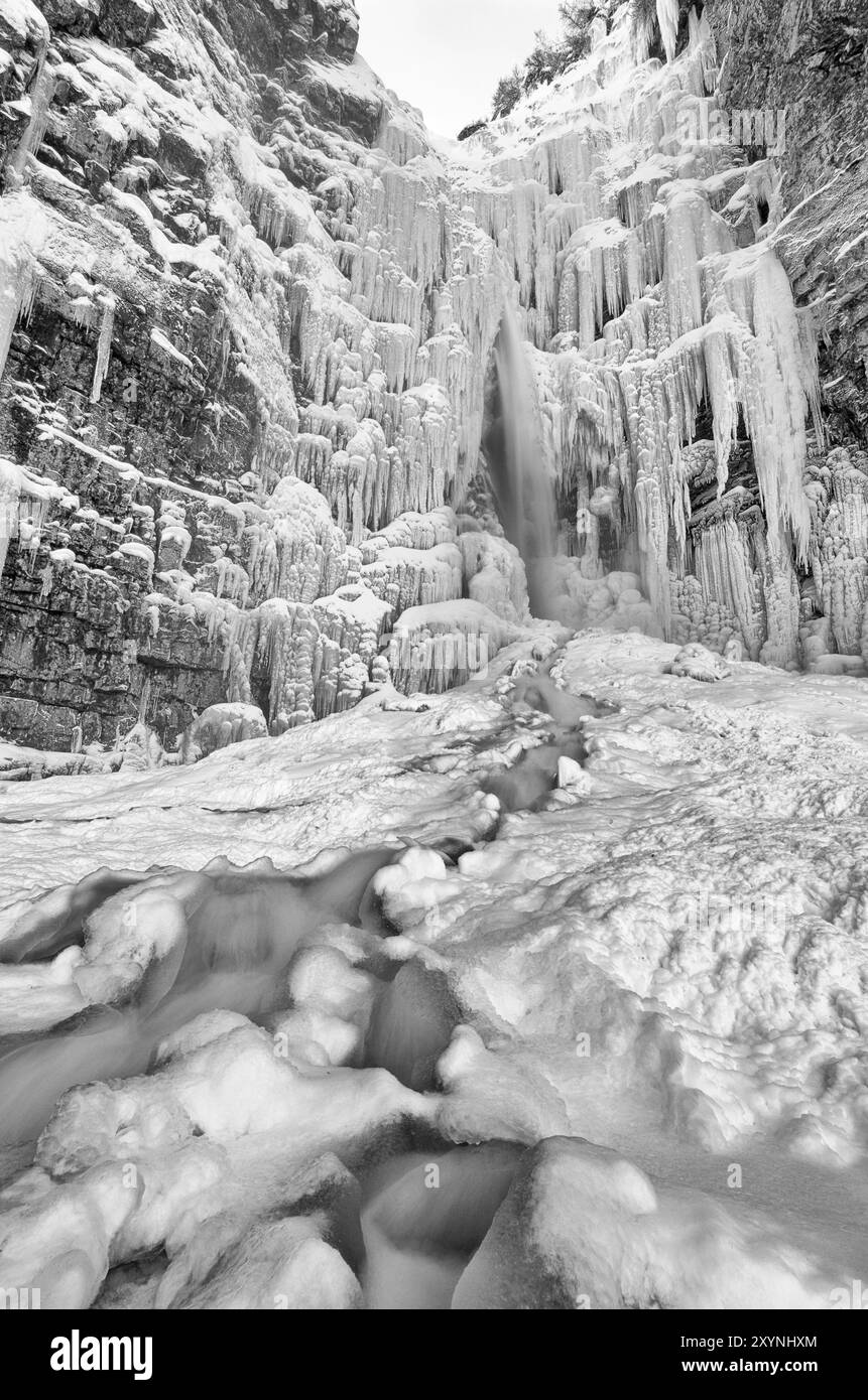 La cascata ghiacciata Njupeskaer (la cascata più alta della Svezia), Parco nazionale Fulufjaellet, Dalarna, Svezia, dicembre 2011, Europa Foto Stock