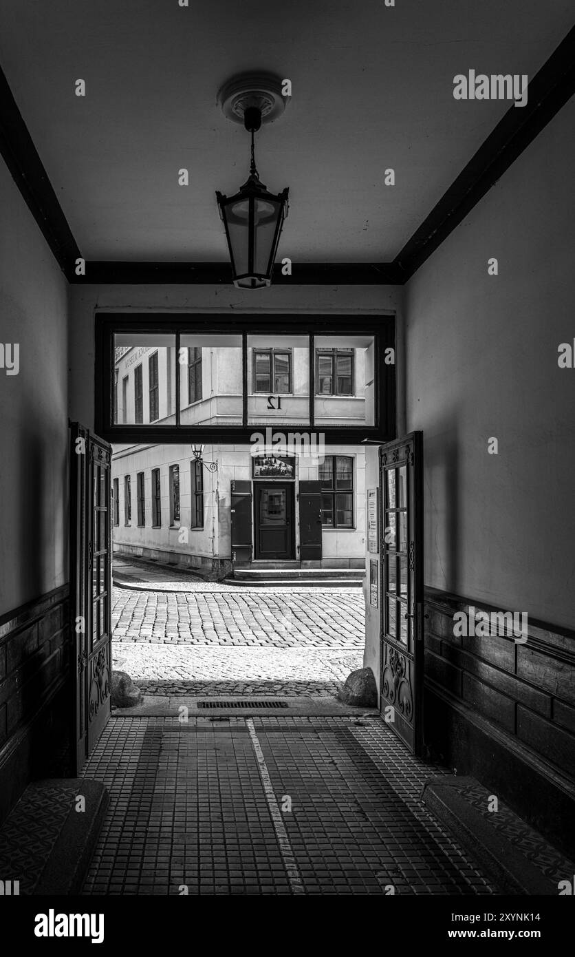 Fotografia in bianco e nero, ingresso della vecchia casa nel quartiere Nikolaiviertel, Berlino, Germania, Europa Foto Stock