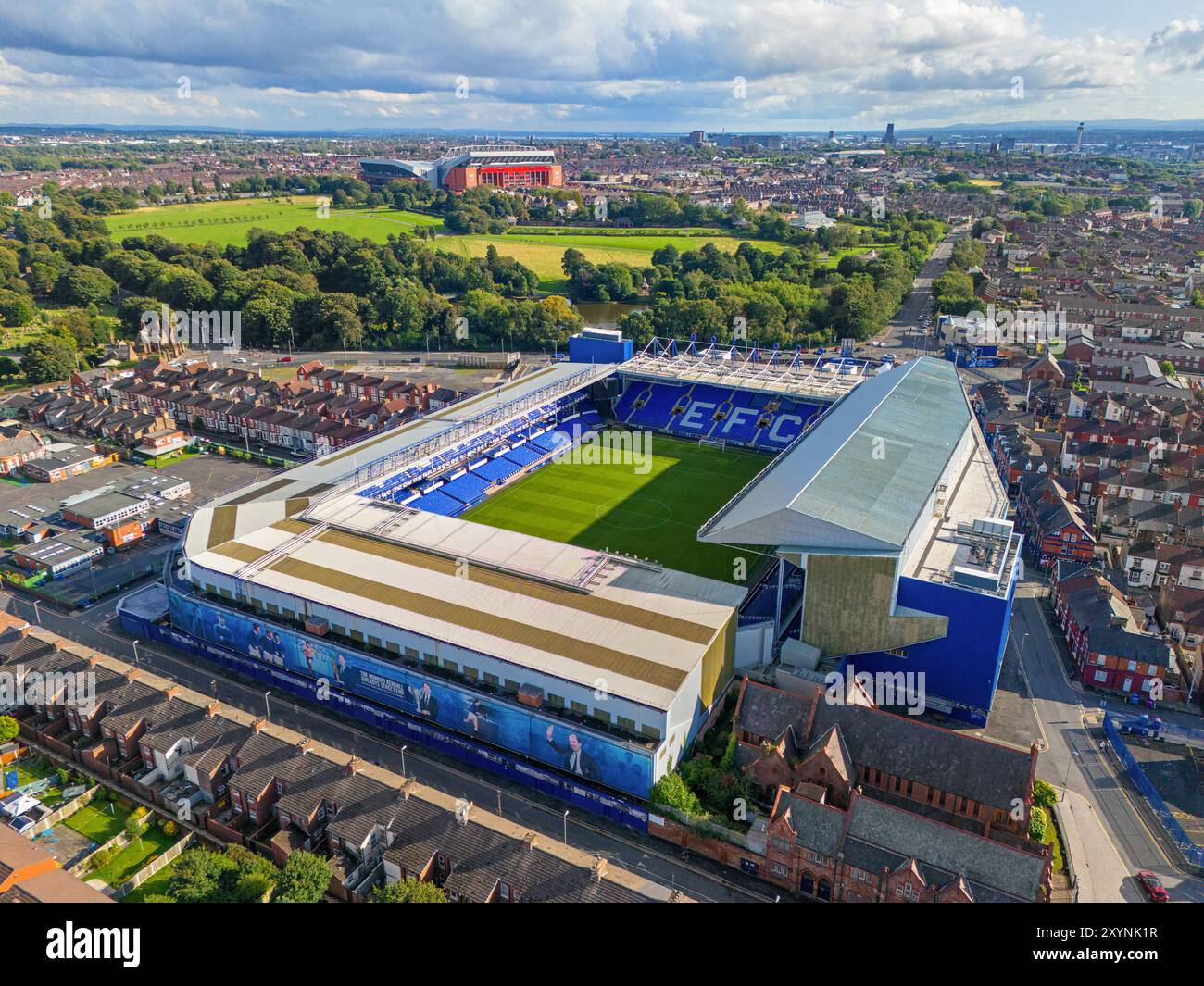 Everton Football Club, Goodison Park Stadium. Immagine aerea con il Liverpool Football Clubs Anfield Stadium in lontananza. 28 agosto 2024. Foto Stock